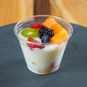 Biologische yoghurt met vers fruit